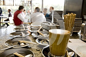 Café taza a platillo sobre el cafetería 