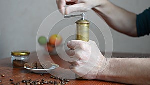 Coffee grinding with a manual coffee grinder