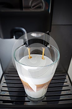 Coffee machine and coffee glass