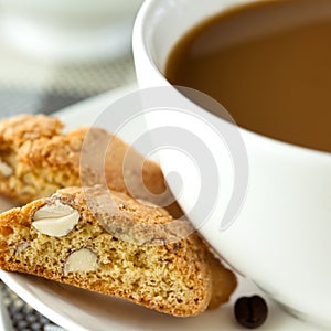 Coffee with milk and cantuccini