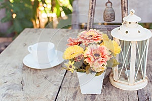 Café sobre el de madera mesa flor 