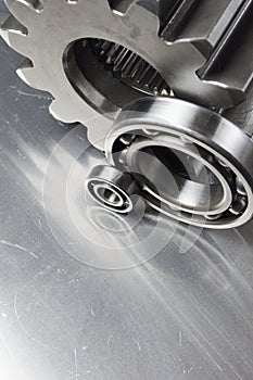 Cog and ball-bearings