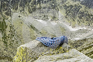 Zvinuté lano na skale