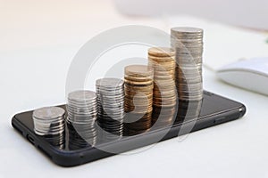 The coins on the mobile phone are increasing, and the market share of mobile payment is getting bigger and bigger