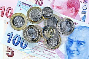 Coins on Turkish paper money. 100 TL lira