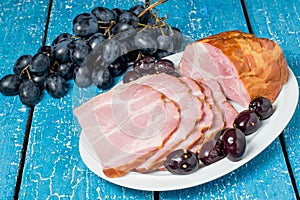 Cold boiled pork with grapes