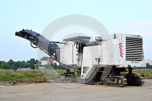 Cold milling machines are used for the quick, highly efficient removal of asphalt and concrete pavements.