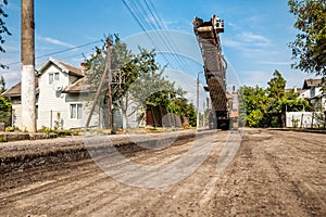 Cold milling machines are used for the quick, highly efficient removal of asphalt and concrete pavements. Removing and grinding