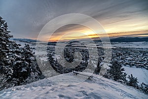 Studené zasněžené zimní ráno. Krásný východ slunce nad obcí Lisková na Slovensku