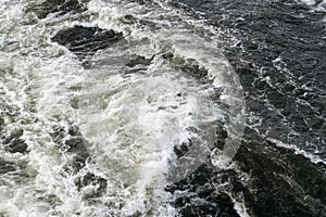 Cold waves in the wake of large cruise ship