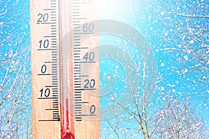 Frío el clima 10 grado. termómetro en el invierno escarchado el clima en la nieve muestra bajo temperatura sin diez. bajo 