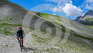 Uomo sul andare bici su lungo alta montagna strade scenico da montagne un colline la Valle 