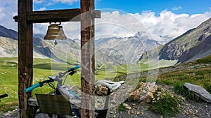 Montagna girare pendenza contro campana panoramico da montagna intervalli da 