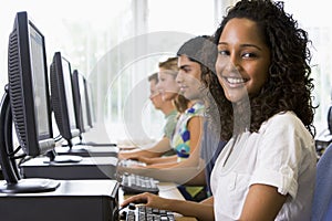 Vysoká škola študenti v počítač laboratórium 