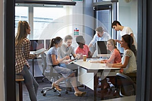 College Students Having Informal Meeting With Tutors