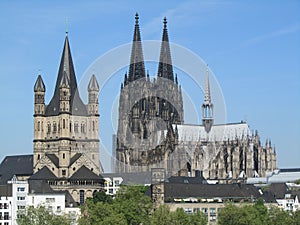 Cologne Cathedral rises above the roofs of houses 6154