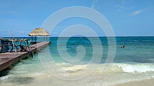 playa con agua azul turquesa en colombia photo