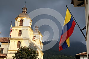 Colombiana bandera a iglesia 