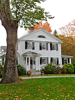 Colonial home in Connecticut with fall colors