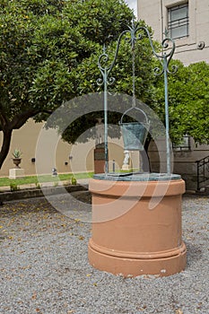 Colonial town water well pump