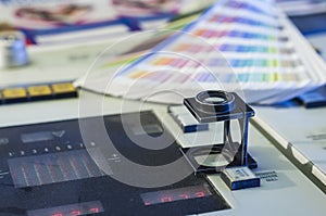 Color management with magnifying glass and color swatches