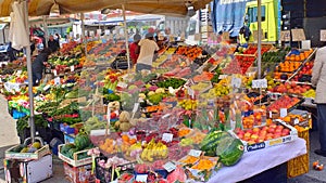 coloratissimo mercato della frutta in Italia photo