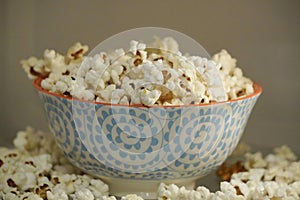 Colored plate with popcorn in the microwave, cook with microwaves. popcorn spilled from the plate. exploding corn kernels