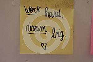 Post-it with motivational phrases