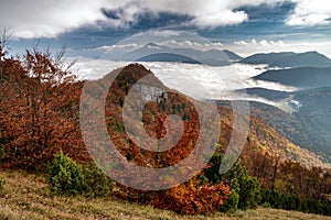 Farebné jesenné lesy a inverzia pod horami