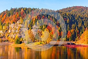 Farebná jesenná horská krajina s odrazom vo vode