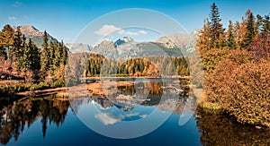 Farebná jesenná panoráma Štrbského plesa. Pokojný ranný pohľad na národný park Vysoké Tatry, Slovensko, Európa. Krása prírody