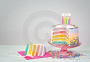 Colorato torta di compleanno irrigatori 