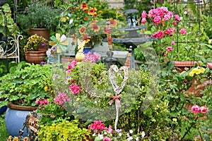 Barvitý kvetoucí zahrada 