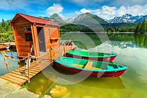 Barevné lodě na alpském jezeře, Štrbské Pleso, Slovensko, Evropa