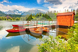 Barevné lodě na horské jezero, Štrbské Pleso, Slovensko, Evropa