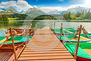 Barevné lodě, molo a krásné horské jezero, Štrbské Pleso, Slovensko