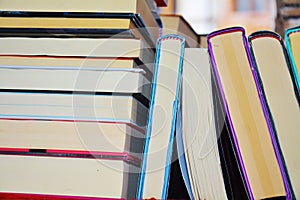 Colorato libri sul scaffali 