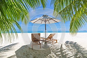 Bellissimo tempo libero stile di vita Spiaggia. idilliaco spensierato sedie un ombrello tropicale Spiaggia O sfondo del desktop 
