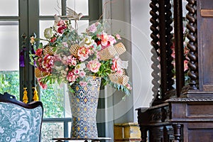 Colorful flowers that decorate the vase in the hotel