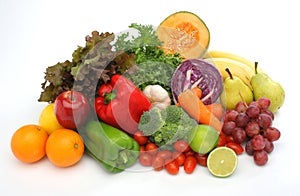 Bunte frische Gruppe von Obst und Gemüse für eine ausgewogene Ernährung.