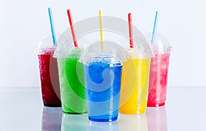 Farbistý mrazené brečka nápoje v plastický poháre 