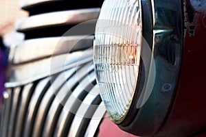 Colorato Testa la luce antico auto sul buio tono 