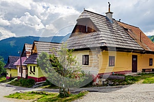 Farebné domy v starej tradičnej obci Vlkolínec, Slovensko