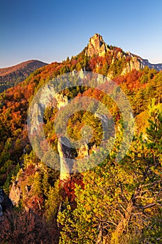 Farebná horská krajina pri západe slnka na jeseň