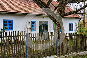 Barevný starý anabaptistický dům ve Velké Levare na Slovensku