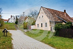 Farebné staré anabaptistické domy vo Veľkých Levároch Slovensko