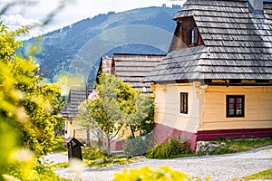 Farebné staré drevenice vo Vlkolínci. Dedičstvo UNESCO. Horská obec s ľudovou architektúrou. Vlkolínec, Ružomberok, Liptov