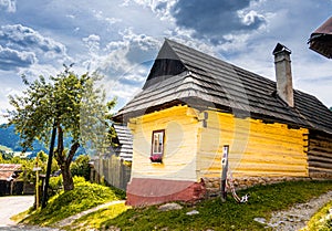 Farebné staré drevenice vo Vlkolínci. Dedičstvo UNESCO. Horská obec s ľudovou architektúrou. Vlkolínec, Ružomberok, Liptov