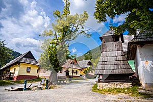 Barevné staré dřevěné domy ve Vlkolínci. dědictví UNESCO. Horská obec s lidovou architekturou. Vlkolínec, Ružomberok, liptov