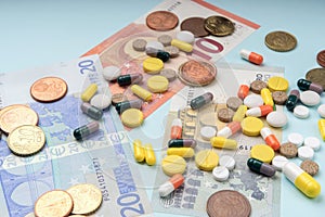 Colorful pills and capsules on dollar banknotes. concept of high cost treatment, preservation of health and medical insurance.